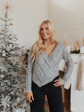 🩶NWT Le Lis “Greylin🩶Asymmetrical Cable Knit CrissCross Sweater w/Distressing” M